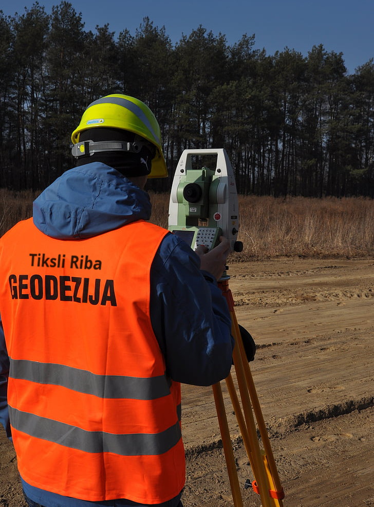 Tiksli Riba komanda atlieka geodezinius matavimus